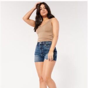 Hollister CURVY ULTRA HIGH-RISE MOM SHORT 3”
